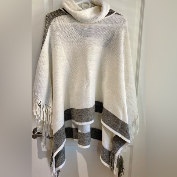 Grey & White Soft Turtleneck Poncho - Picture 3 of 3